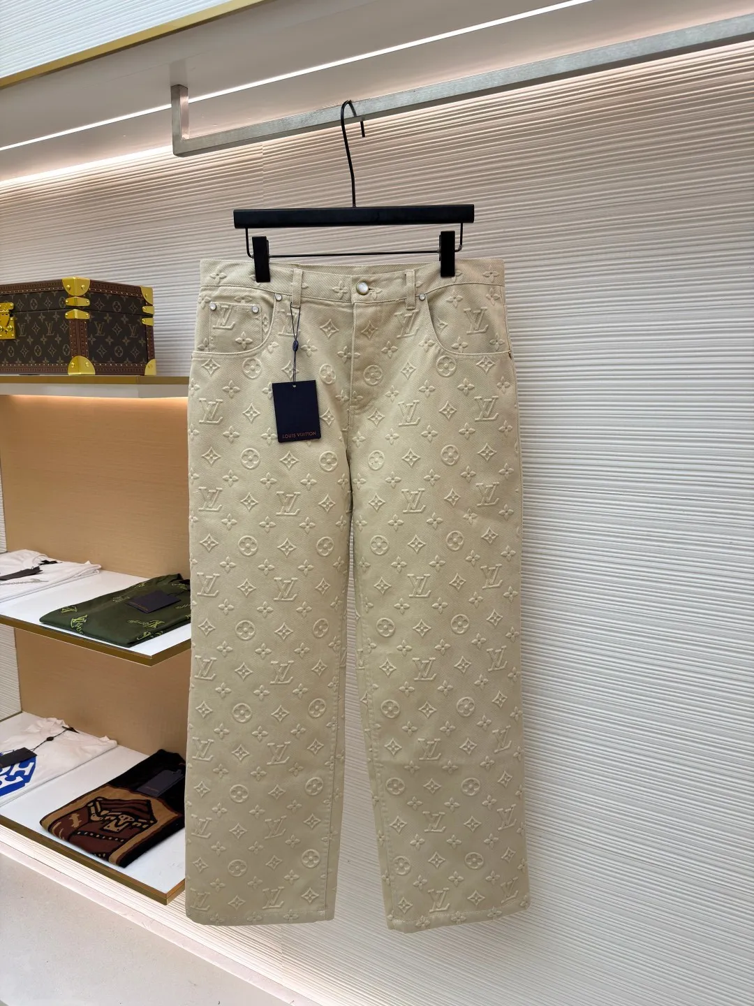 LOUIS VUITTON fully embossed denim trousers ●Original version: Purchased and developed by 16599 ●Item number: 1680985-B75 ●Fabric: Denim denim fabric ●Technology: embossed embossing ●Version: fitted version ●Weight: about 940 grams ●Size: S-M-L-XL ●Description: Made of customized denim fabric, monogram three-dimensional embossing all over, classic brand logo pattern on the front and back, brown brand embossed leather tag on the back waist, white engraved beaded buttons, and white beaded nails on the pockets. It can be matched with tops of the same season to create a fashionable look. Customized accessories, complete with three labels, same style for men and women!